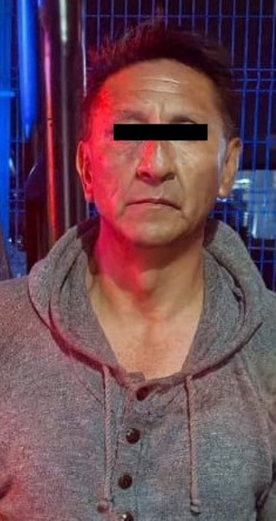 Por presuntamente robar diversos accesorios valuados en 50 mil pesos de una empresa de autobuses y causar daños, un hombre fue detenido por oficiales de la Policía de Monterrey, en la colonia Popular.