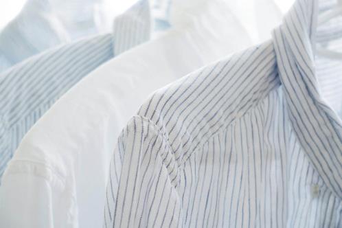 Cómo quitar el olor a sudor de tus blusas y camisas