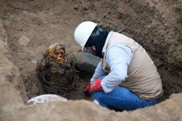 Encuentran momia de mil a&ntilde;os durante obras en Lima