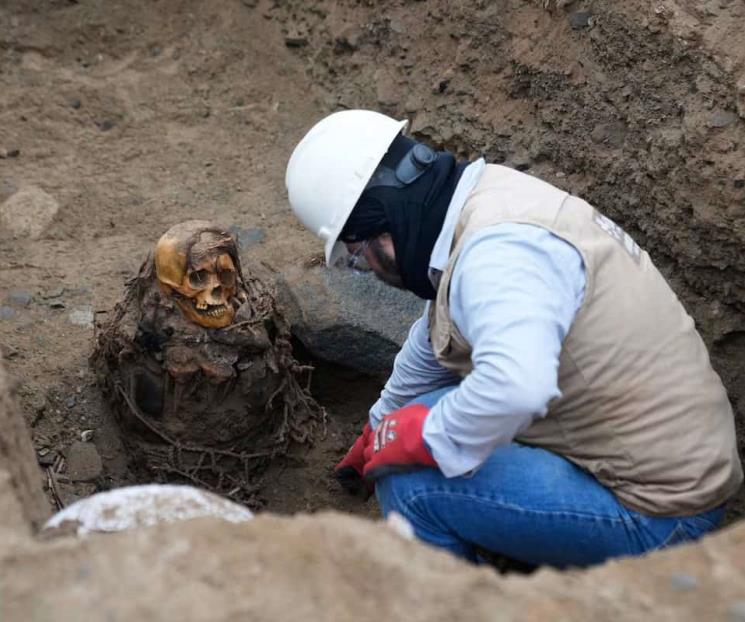 Encuentran momia de mil años durante obras en Lima Encuentran momia de mil años durante obras en Lima