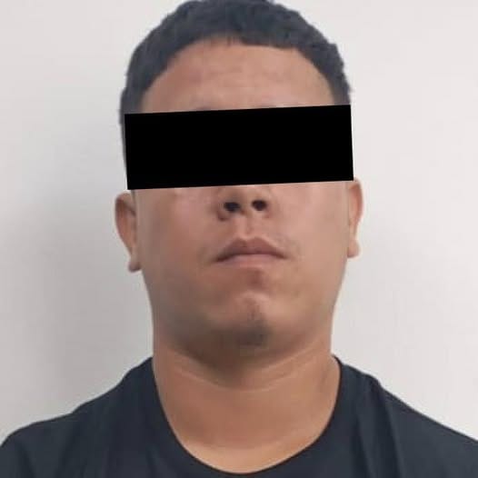 Un presunto "montachoques" fue detenido por elementos de la Secretaría de Seguridad Pública y Vialidad de Santiago, después de que un conductor lo señaló como tripulante de un vehículo que lo impactó en la parte trasera de su camioneta, y cuyo conductor después le pidió dinero y le mostró un arma en forma amenazante.