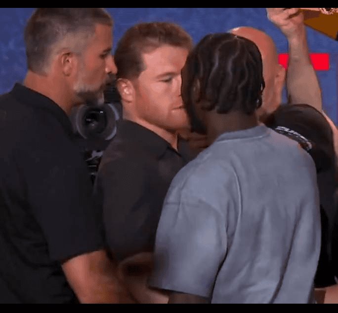 Canelo y Crawford casi llegan a los golpes en Nueva York Canelo y Crawford casi llegan a los golpes en Nueva York