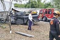 Muere prensado al estrellarse en puente