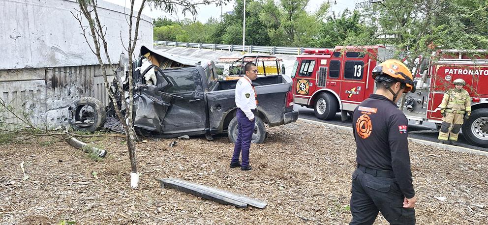 Muere prensado al estrellarse en puente