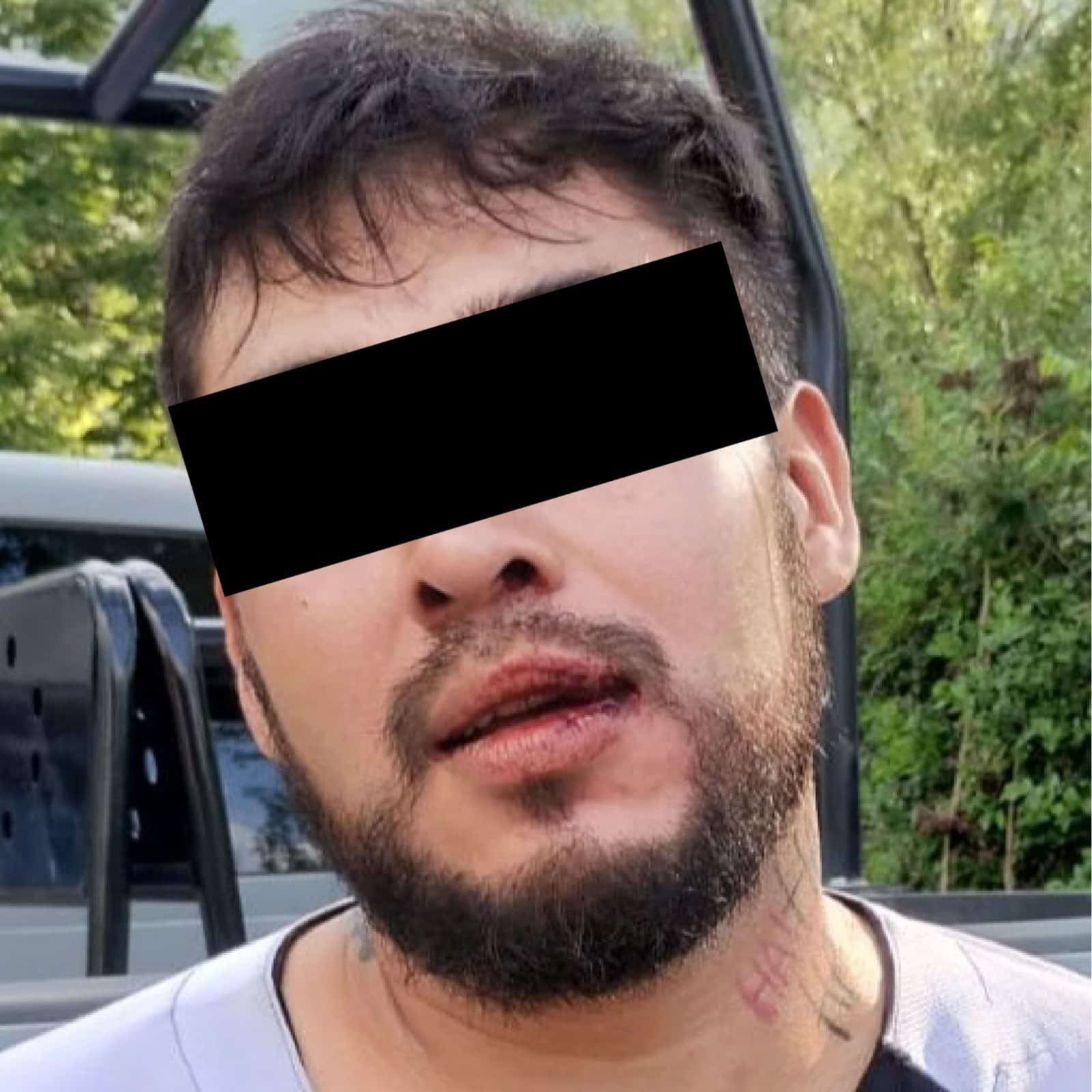 Tras un reporte al Centro de Inteligencia para la Vigilancia, sobre una riña familiar, elementos de la Secretaría de Seguridad Pública y Vialidad de Santiago detuvieron a dos parientes que se ocasionaron lesiones mutuamente, en la Colonia La Cieneguilla.