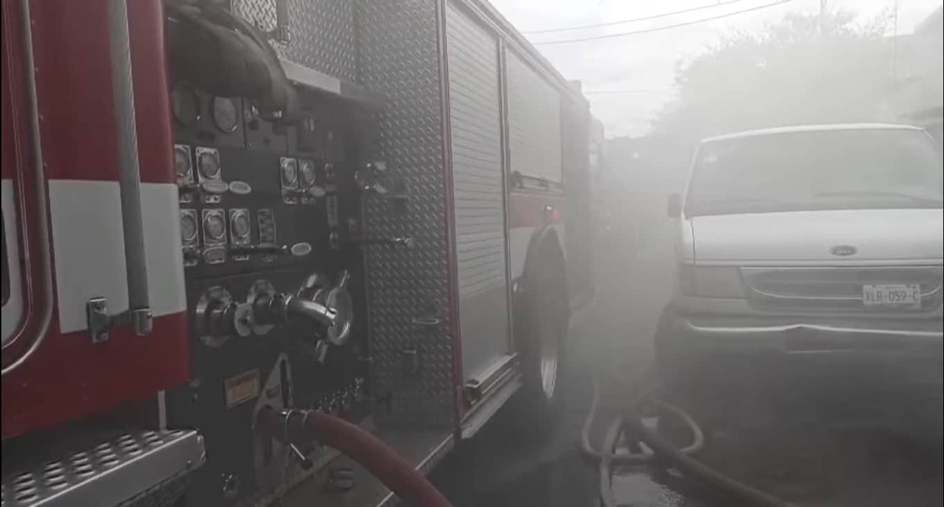 Elementos de la Agencia Estatal de Investigaciones, indagan un incendio registro en una vivienda que era utilizada como bodega de ropa usada en el municipio de Escobedo.