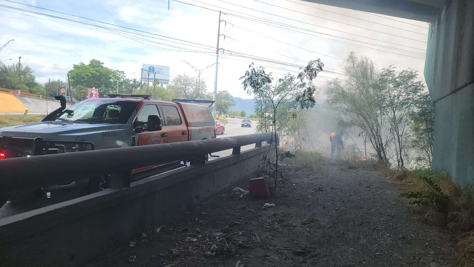 Los puestos de socorro se concentraron en el lecho del Río Santa Catarina, al reportarse un incendio de matorrales, a la altura del Puente Guadalupe.