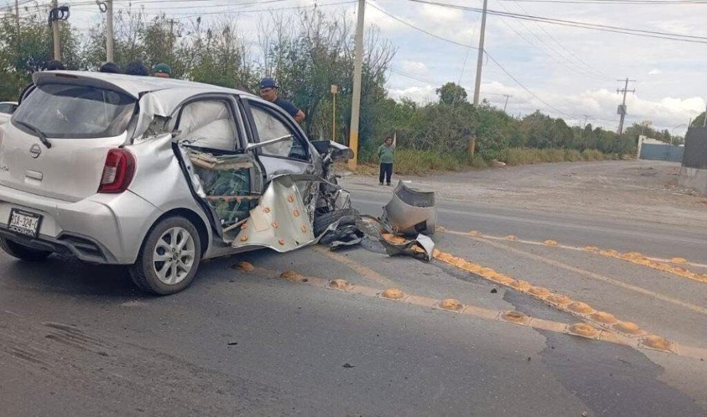 Dos personas lesionadas, fue el saldo que dejó el choque de un automóvil sedan, que fue embestido por un tráiler, en el Libramiento que cruza el municipio de Cadereyta.