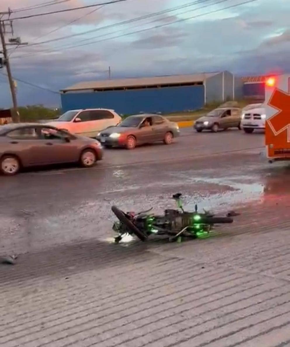 Un joven motociclista que participó en un accidente vial el pasado viernes en Cadereyta, murió este domingo en un hospital, debido a la lesiones que presentaba.