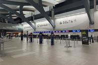 Muere a bordo de avión