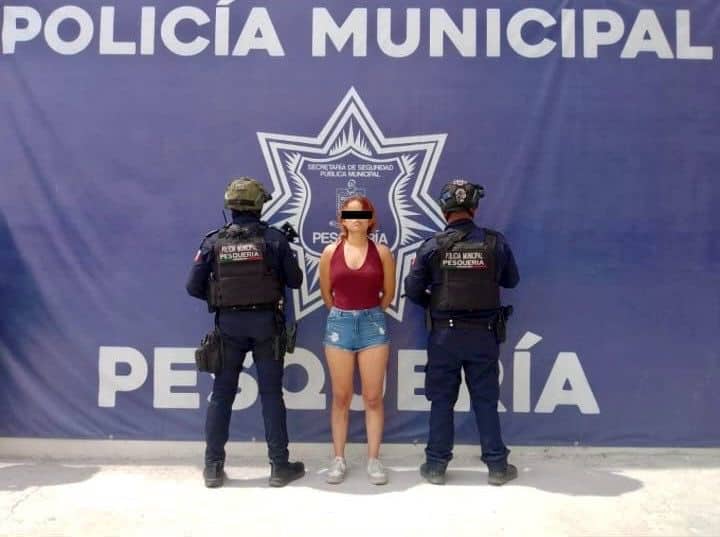 Durante un recorrido de prevención y vigilancia, elementos de la Secretaría de Seguridad de Pesquería detuvieron a una mujer que se encontraba ingiriendo bebidas embriagantes dentro de un vehículo que, tras una verificación, resultó contar con reporte de robo con violencia.