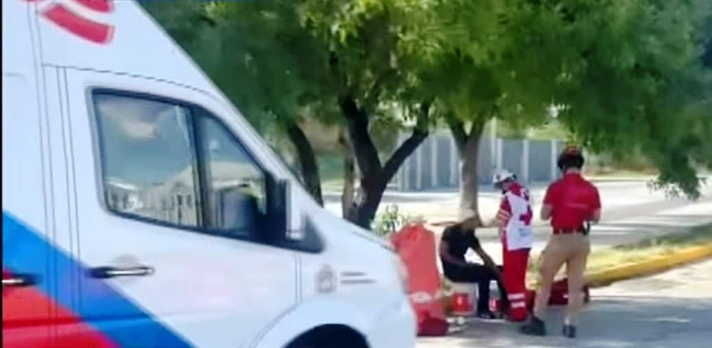 Un hombre terminó con un impacto de arma de fuego y golpes a cachazos, al resistirse a ser asaltado, por dos hombres, frente a las instalaciones de la Academia de Policía de Monterrey, en la colonia Industrial de Monterrey.