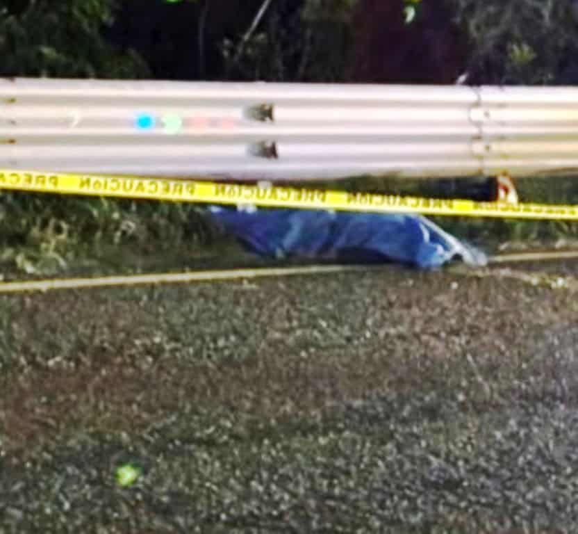 Un motociclista murió en forma instantánea, al ser impactado por un automóvil fantasma en la carretera nacional, en el municipio de Santiago.