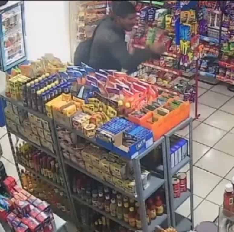 Un hombre fue detenido por elementos de la Secretaría de Seguridad Pública y Vialidad de Santa Catarina, luego de ser señalado por amenazar a una mujer dentro de su tienda de abarrotes.