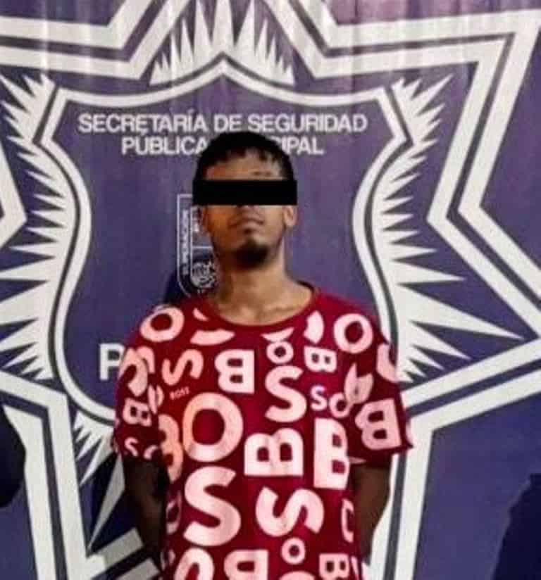Durante labores de prevención y vigilancia en la colonia CROC, elementos de la Secretaría de Seguridad Pública de Pesquería detuvieron a un hombre por presuntos delitos contra la salud.