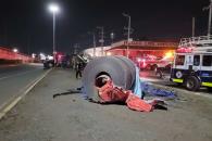 Vuelca tráiler cargado con rollo de acero