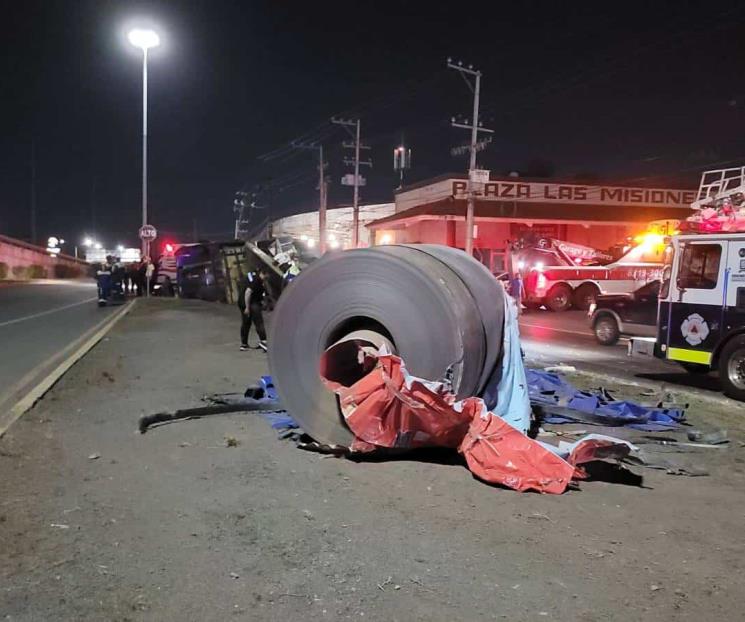 Vuelca tráiler cargado con rollo de acero Vuelca tráiler cargado con rollo de acero