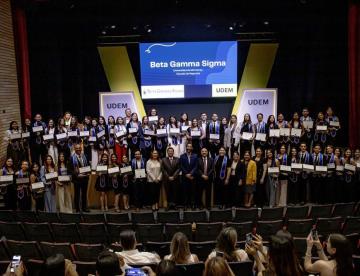 Reconocen excelencia académica de exalumnos de Escuela de Negocios