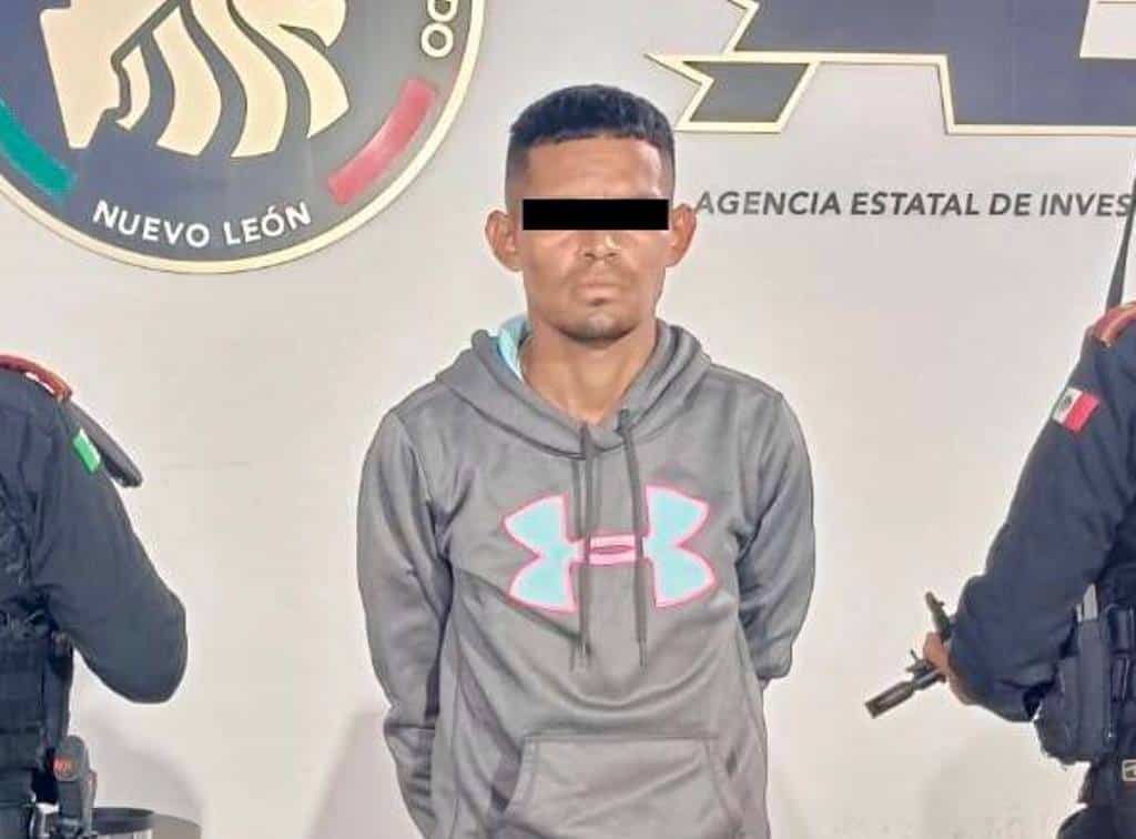 Cuando intentaba escapar de las manos de las autoridades, un hombre sospechoso de haber cometido varios homicidios; fue detenido por policías de Fuerza Civil, al norte de Monterrey.