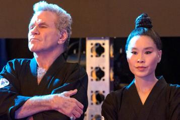 Se disculpa actor de Cobra Kai por morder a coprotagonista