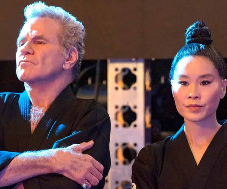 Se disculpa actor de Cobra Kai por morder a coprotagonista