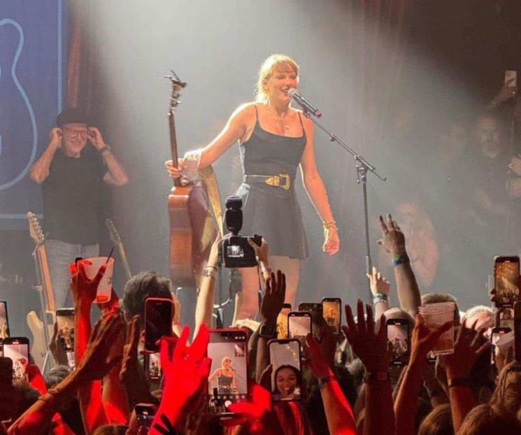 Taylor Swift reaparece cantando en show benéfico de Nashville