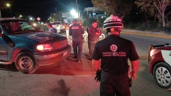 Un menor terminó con lesiones de consideración, al ser embestida su motocicleta por una camioneta, en el municipio de Linares.