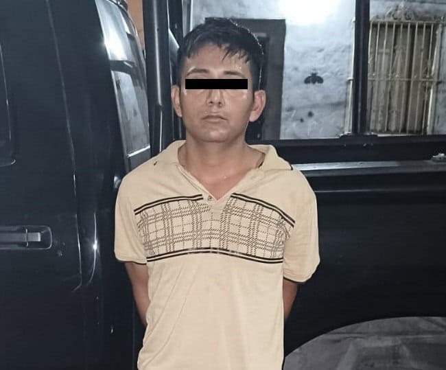 Un joven fue detenido por oficiales de la Policía de Monterrey, al presuntamente encontrarle 35 bolsas con una sustancia similar a la droga llamada cristal, en el centro de la ciudad.