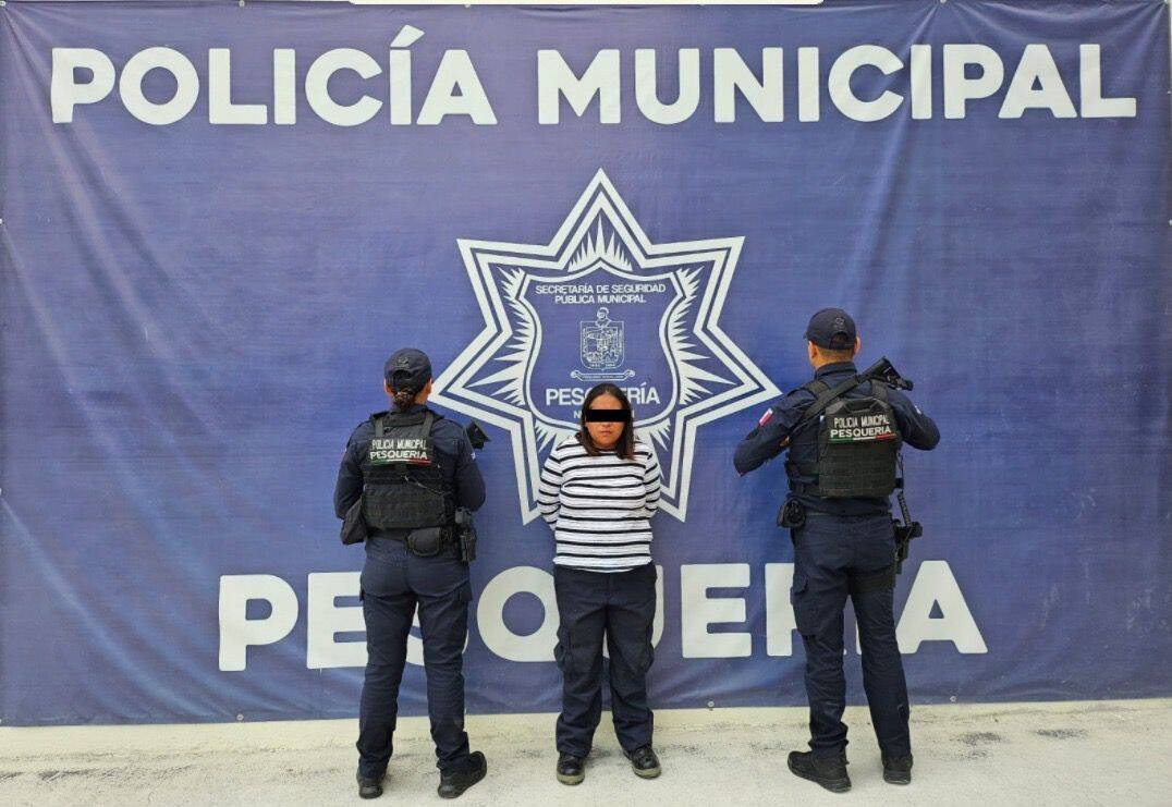 Durante un recorrido de vigilancia, elementos de la Secretaría de Seguridad Pública de Pesquería detuvieron a una mujer por el presunto delito de robo en una tienda de autoservicio ubicado en la colonia Valle de Santa María.