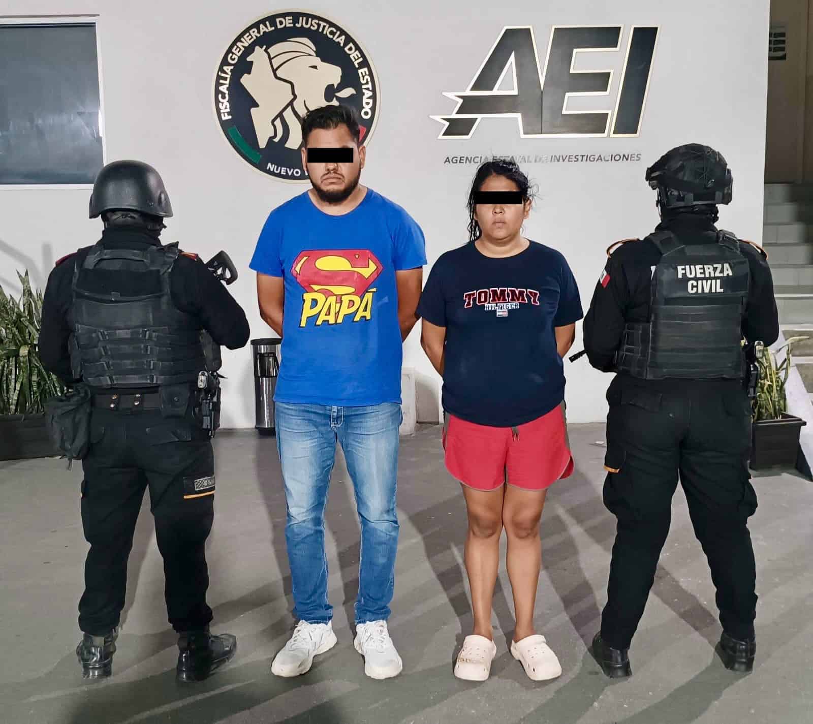 Cuando se desplazaban en un vehículo una pareja fue detenida por elementos de Fuerza Civil a quienes les aseguraron droga, en Salinas Victoria.
