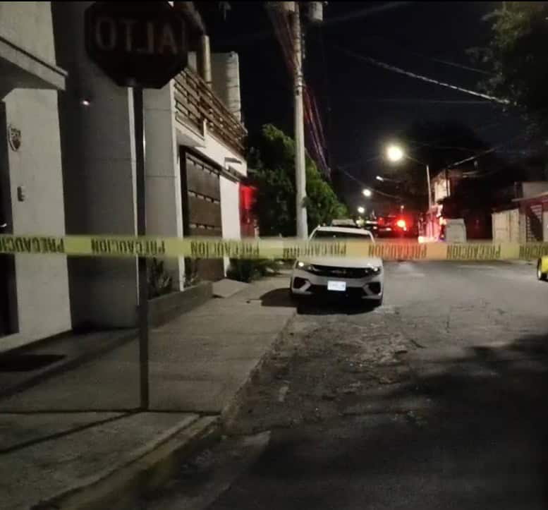 Dos hombres sin vida, fue el saldo que dejó el ataque de un comando armado, en una vivienda de la Colonia Santa María, en el municipio de Guadalupe.