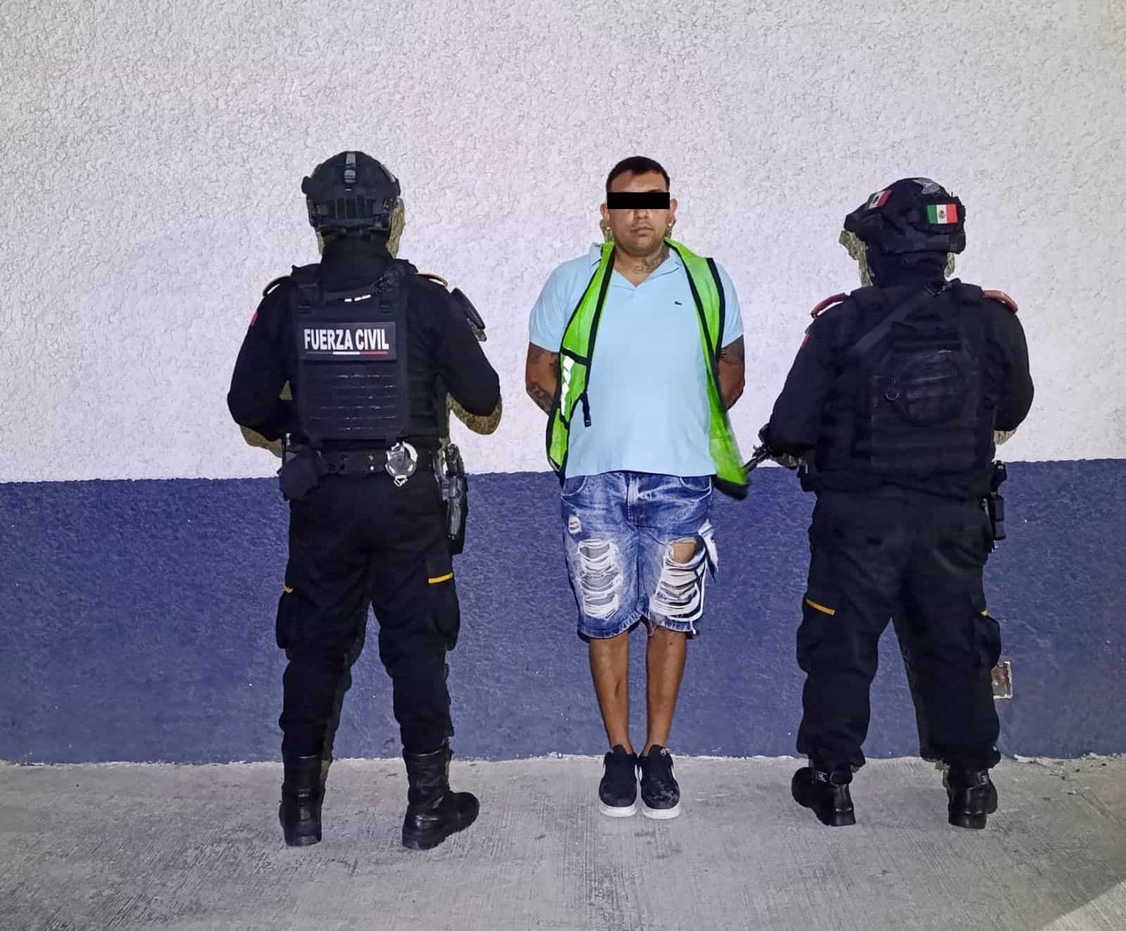Cuando presuntamente sostenía una riña con varios hombres, policías de Fuerza Civil realizaron la detención de un masculino considerado generador de violencia, al sur de Monterrey.