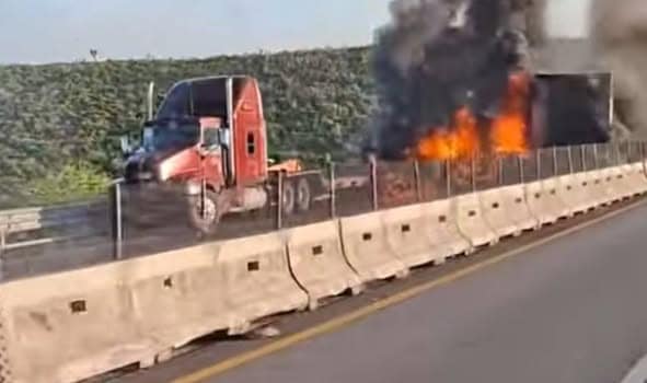 Un tráiler cargado con diversa mercancía, terminó incendiándose, luego de participar en un choque por alcance contra otro vehículo pesado, en la carretera a Laredo, dentro del municipio de Salinas Victoria.