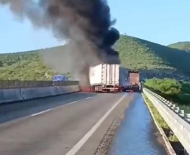 Arde tráiler luego de choque Arde tráiler luego de choque