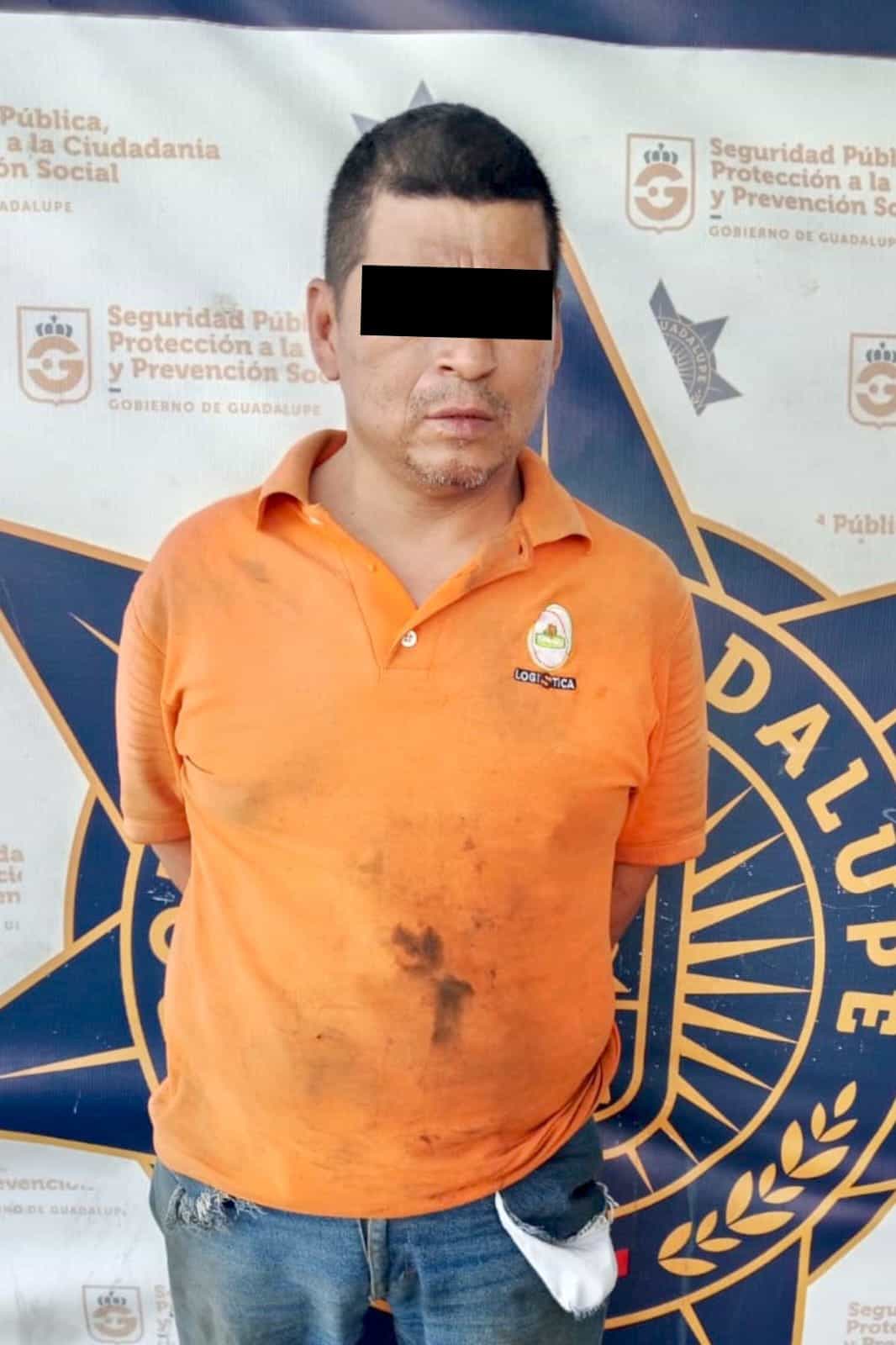 Policías de Guadalupe capturaron a un hombre que ingresó a un negocio para amenazar con una bala a un empleado a quien le exigía le entregara mercancía.