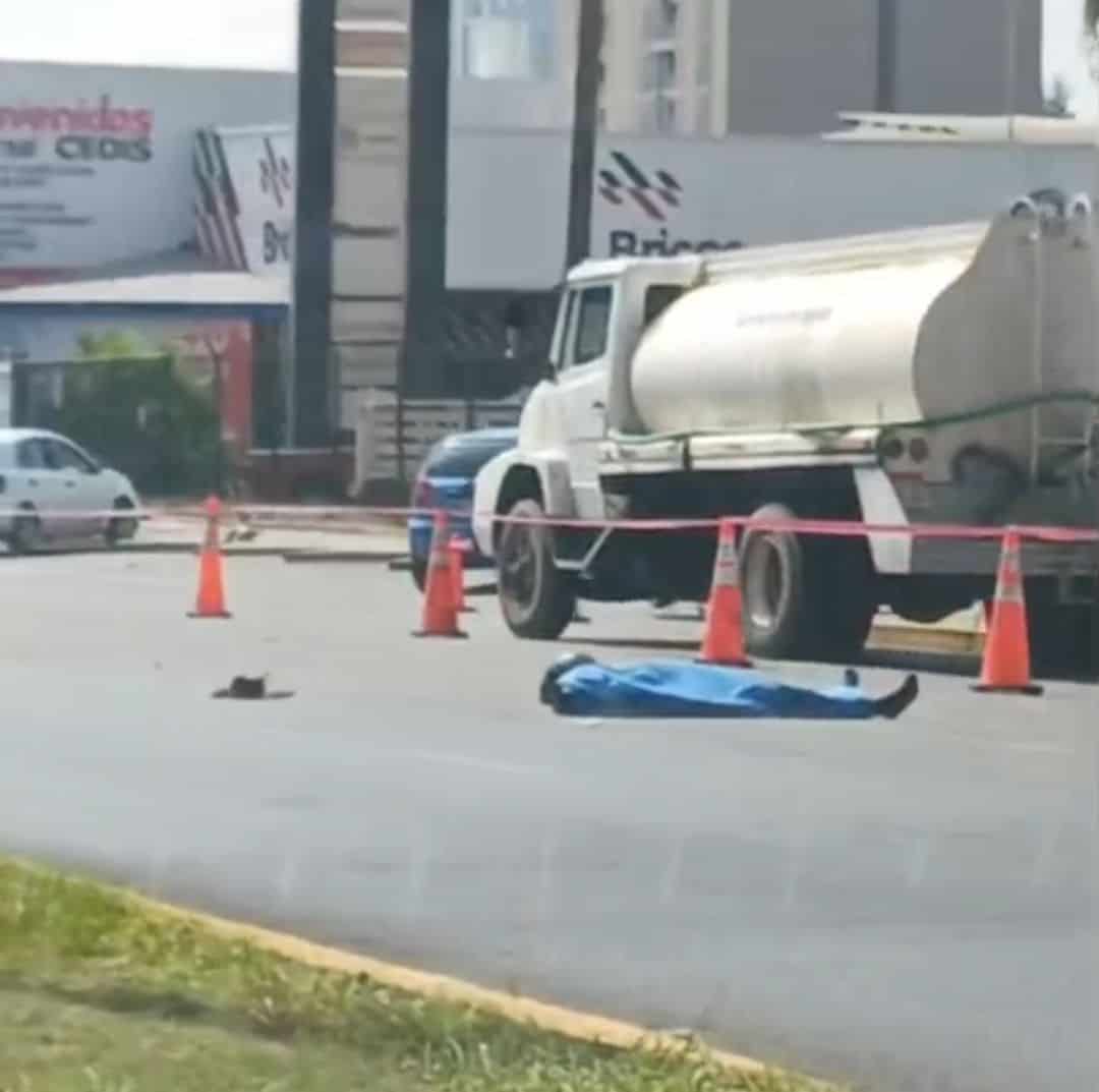 Un hombre que viajaba en una motoneta perdió la vida en forma instantánea, al ser impactado por un automóvil sedan, en calles del primer cuadro de la ciudad de Monterrey.
