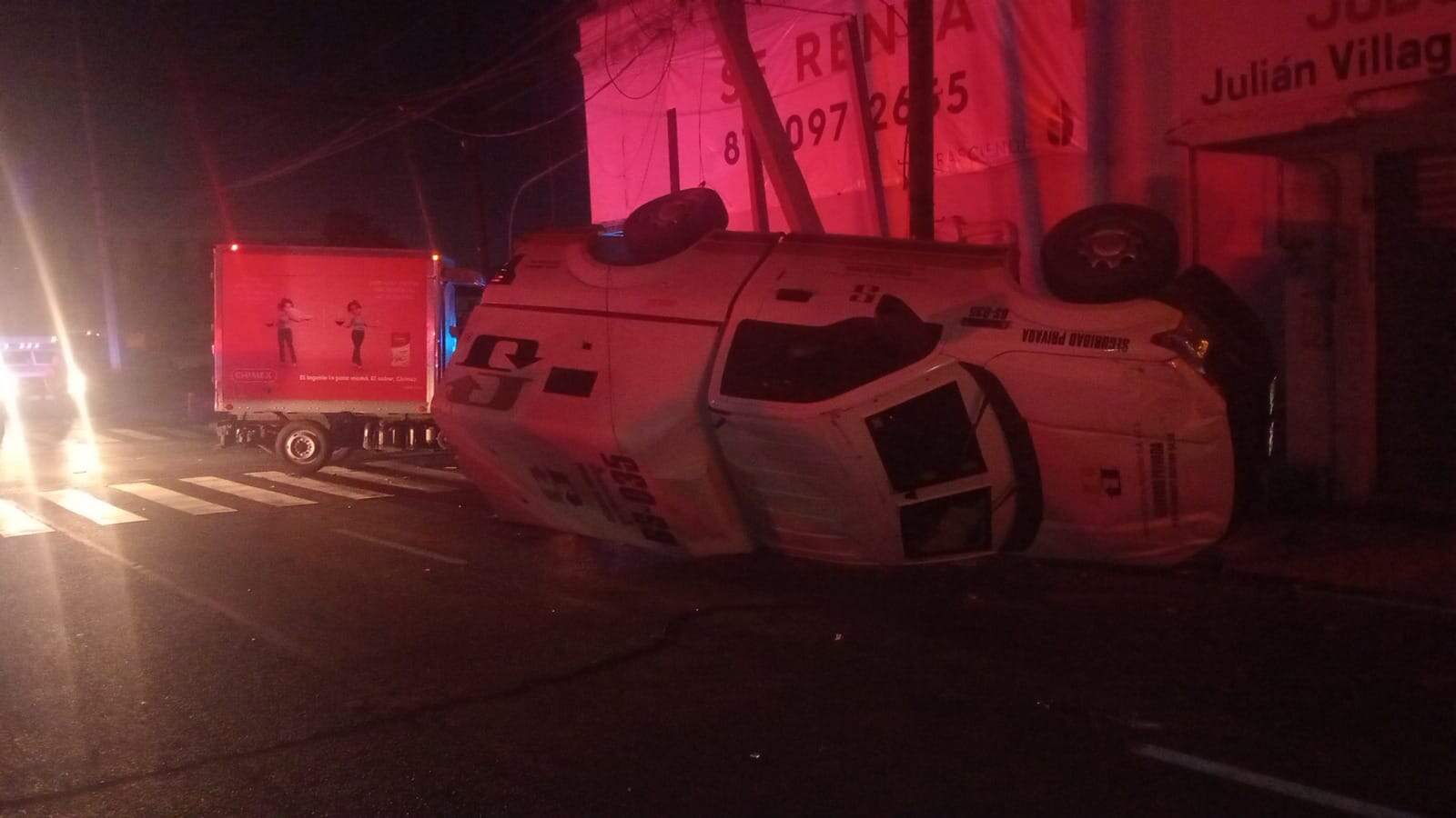 Cuatro lesionados, además la suspensión del suministro de energía eléctrica, dejó un choque de crucero y volcadura registrado en el centro de Monterrey.