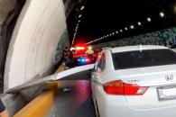 Cae pedazo de losa del Tunel de la Loma Larga sobre auto