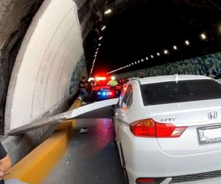 Cae pedazo de losa del Tunel de la Loma Larga sobre auto