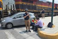Embiste tren a auto por quererle ganar el paso en San Pedro