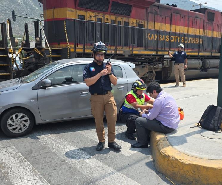 Embiste tren a auto por quererle ganar el paso en San Pedro Embiste tren a auto por quererle ganar el paso en San Pedro