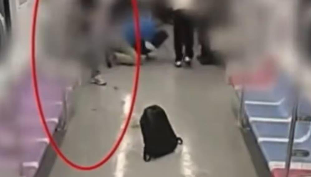 Hombre incendia vagón del metro en Seúl y causa pánico Hombre incendia vagón del metro en Seúl y causa pánico
