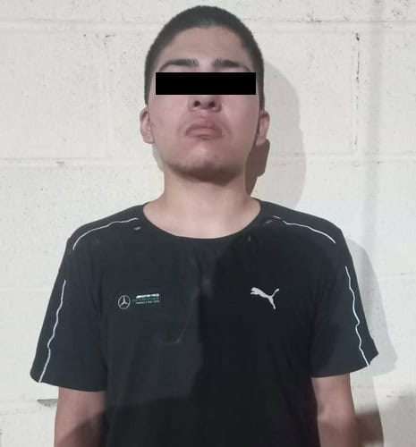 Tras ser señalado de presuntamente haber cometido un robo con violencia a una tienda de conveniencia, un hombre fue detenido por elementos de Seguridad Pública de Santa Catarina.