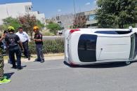 Vuelca auto en Santa Catarina Vuelca auto en Santa Catarina