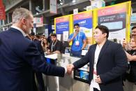 Cautiva a la realeza española con concreto sustentable en cumbre Cautiva a la realeza española con concreto sustentable en cumbre