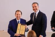 Encabeza Adrián entrega de la Medalla al Mérito Empresarial