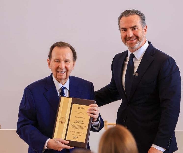 Encabeza Adrián entrega de la Medalla al Mérito Empresarial Encabeza Adrián entrega de la Medalla al Mérito Empresarial