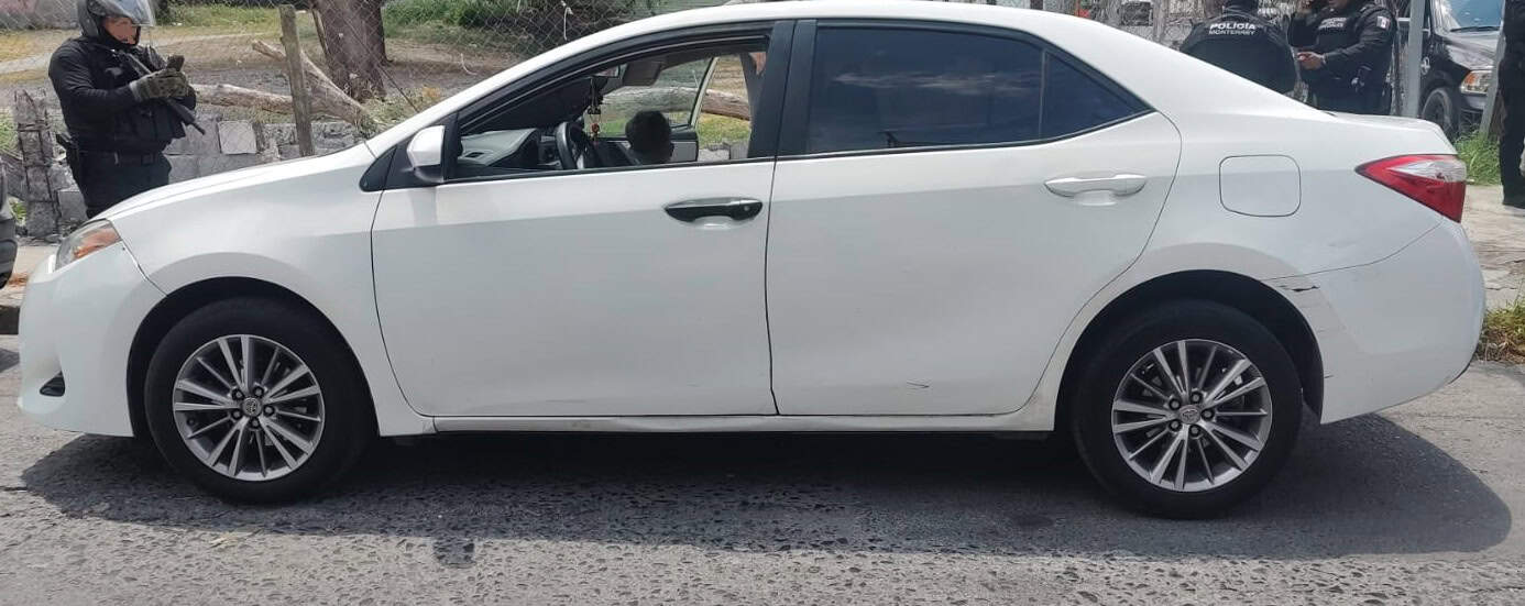 Oficiales del Grupo de Operaciones Especiales de la Policía de Monterrey, aseguraron un vehículo que presuntamente fue utilizado en un robo tipo cristalazo, al sur de la ciudad.
