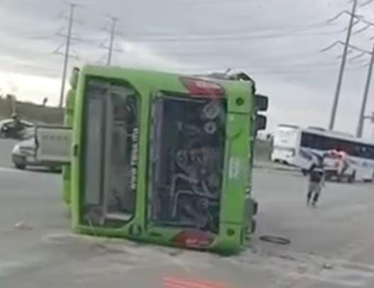 Al menos cinco lesionados dejó el choque volcadura entre un transporte de personal y un camión urbano, ayer en el municipio de El Carmen.