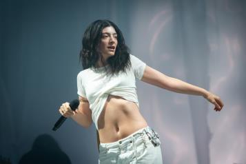 Lorde deslumbra en Glastonbury con show sorpresa y nuevo álbum